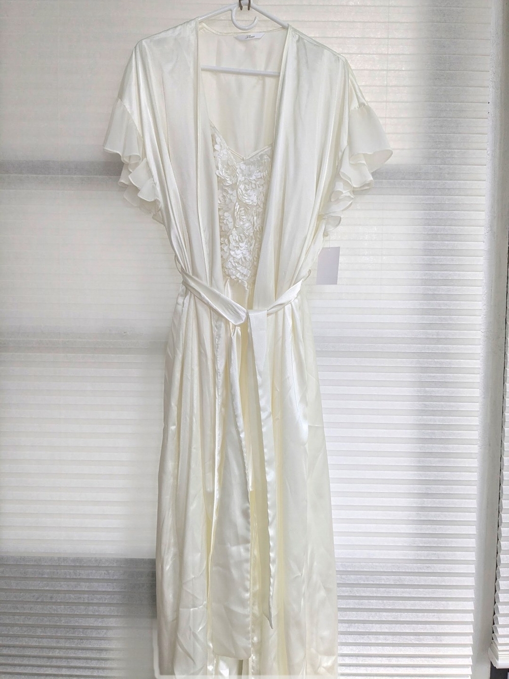 NWT Flora Nikrooz Ivory Satin Lace-Front Robe with Belt, Chemise And Panties